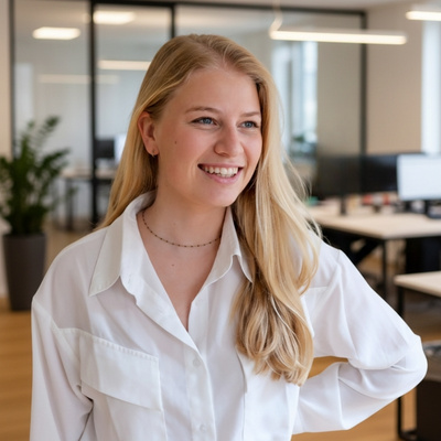 Séverine Regout, spécialiste optimisation SEO en Belgique, dans son bureau.